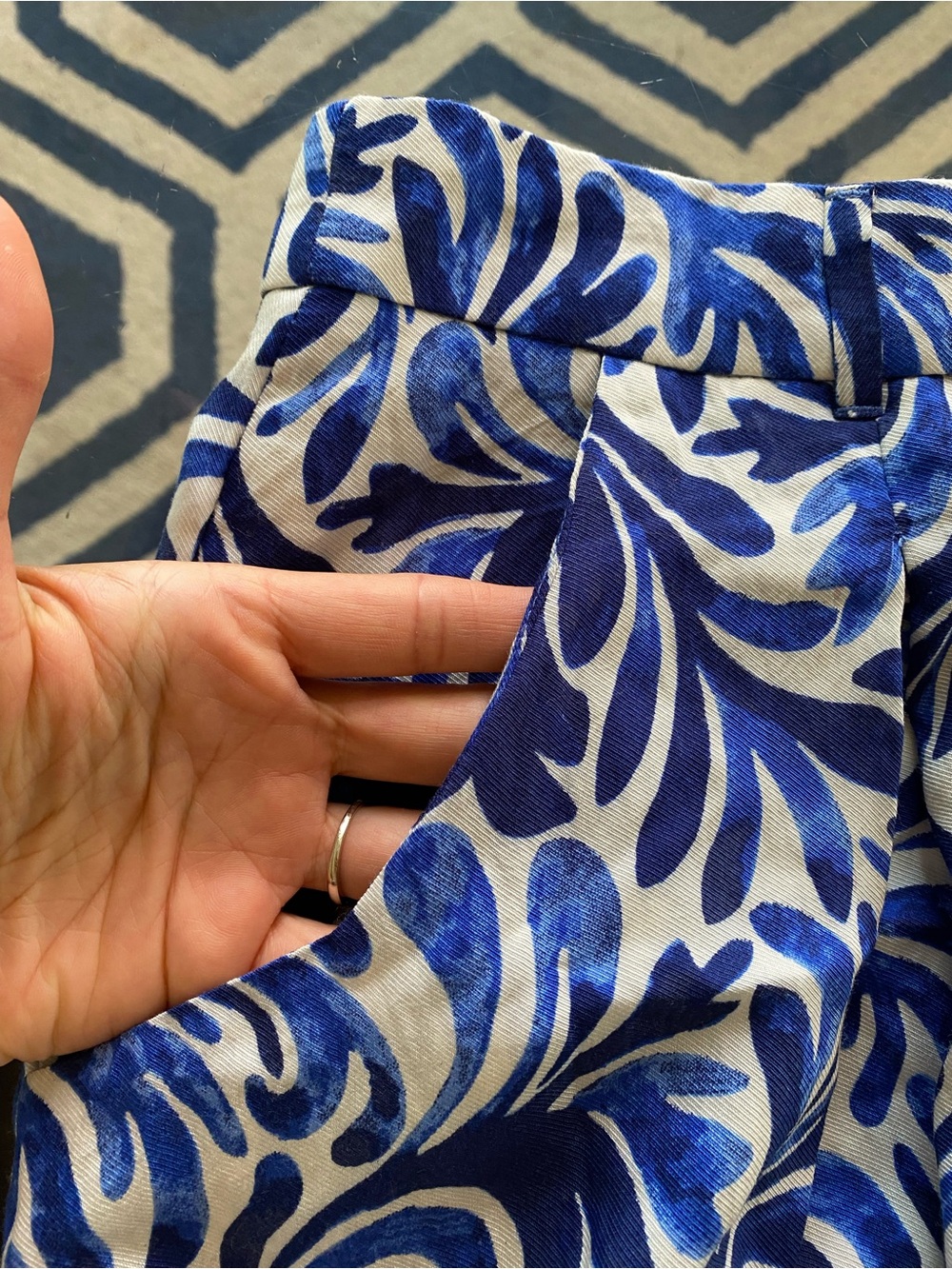 JULES & LEOPOLD Vibrant Blue and White Floral Print Midi Skirt! 💙 - Picture 7 of 15